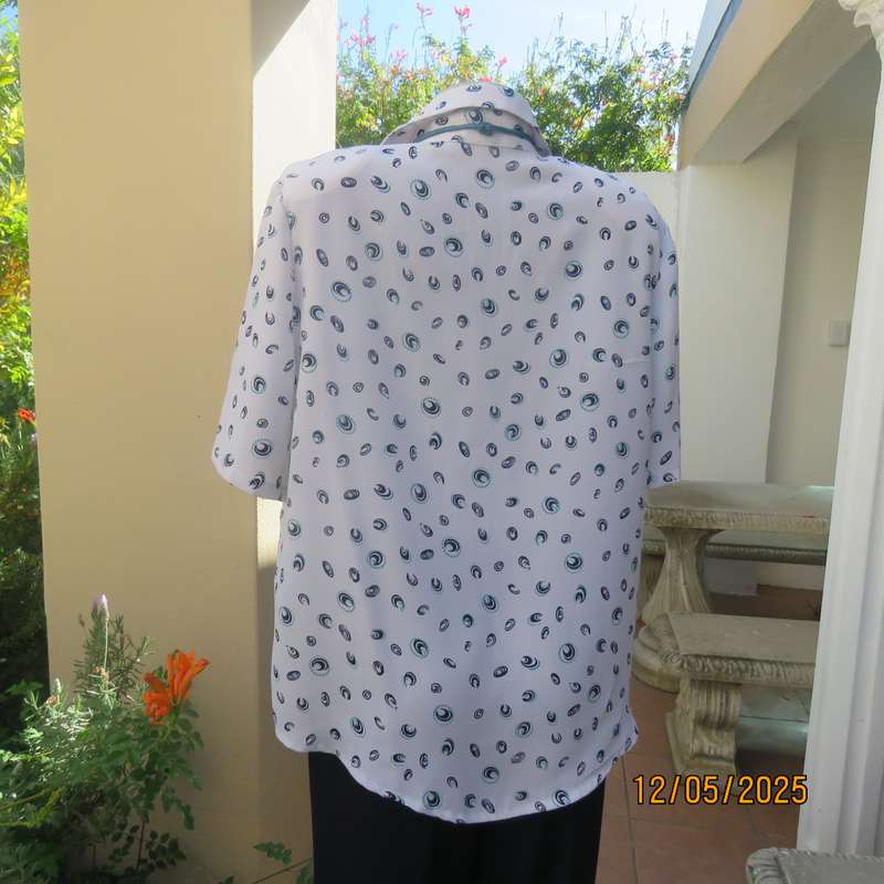 Boutique made short sleeve white polyester top. Navy-jade patterns. Size 44.