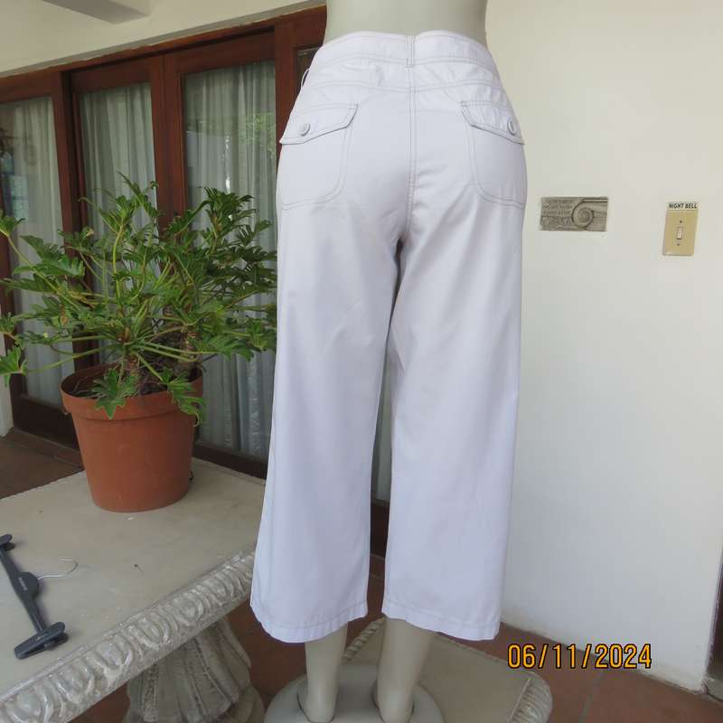 WOOLWORTHS fog grey cotton cropped pants size 36. Pockets front and back.Straight legs.Very good con