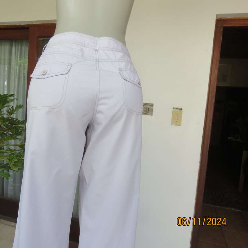 WOOLWORTHS fog grey cotton cropped pants size 36. Pockets front and back.Straight legs.Very good con