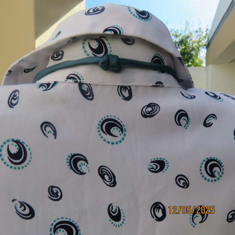 Boutique made short sleeve white polyester top. Navy-jade patterns. Size 44.