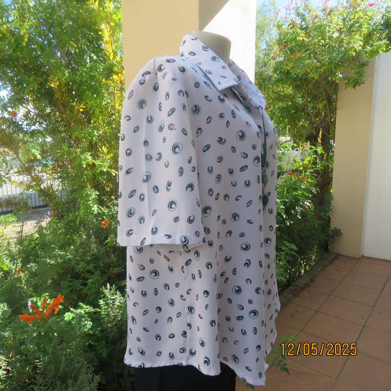 Boutique made short sleeve white polyester top. Navy-jade patterns. Size 44.