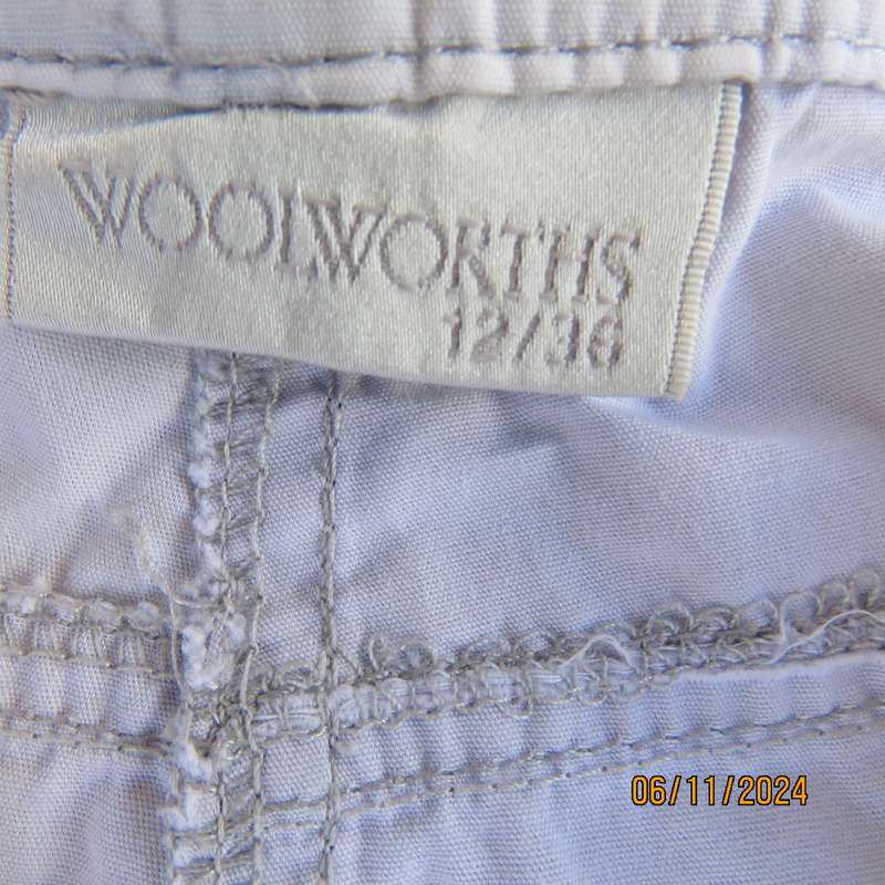 WOOLWORTHS fog grey cotton cropped pants size 36. Pockets front and back.Straight legs.Very good con