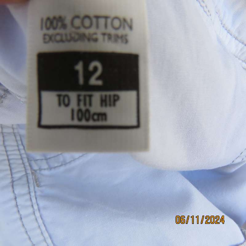 WOOLWORTHS fog grey cotton cropped pants size 36. Pockets front and back.Straight legs.Very good con