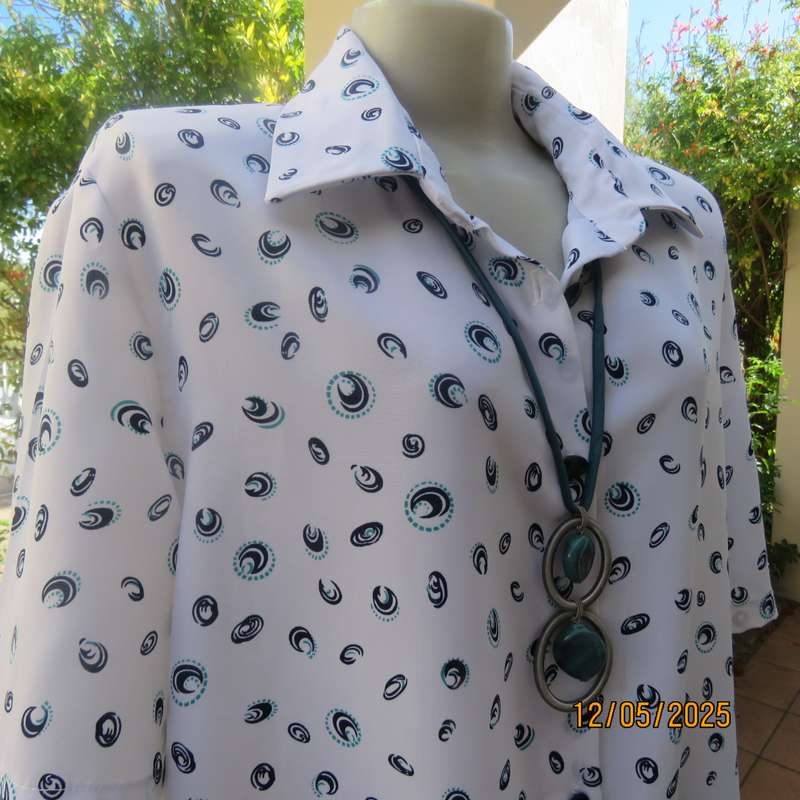Boutique made short sleeve white polyester top. Navy-jade patterns. Size 44.