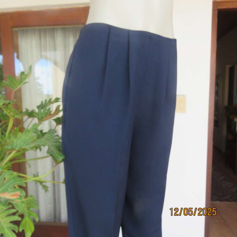 LADY QUEEN navy polyester ankle pants. Pleated bandless front. Size 36.