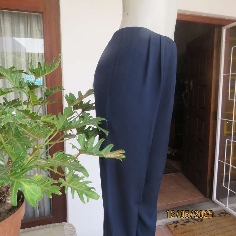 LADY QUEEN navy polyester ankle pants. Pleated bandless front. Size 36.