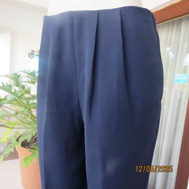 LADY QUEEN navy polyester ankle pants. Pleated bandless front. Size 36.