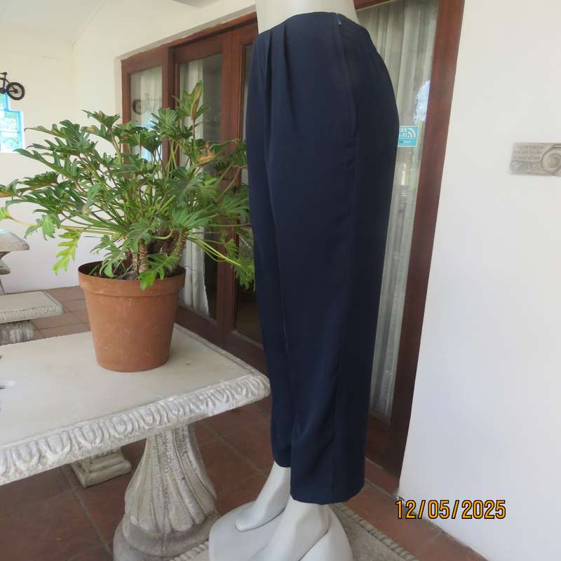 LADY QUEEN navy polyester ankle pants. Pleated bandless front. Size 36.
