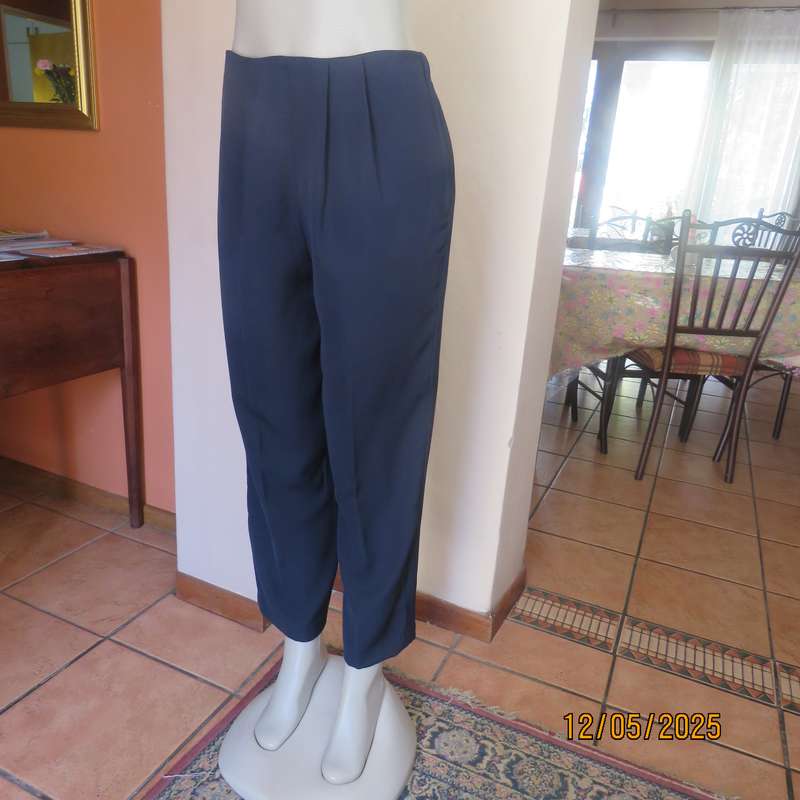 LADY QUEEN navy polyester ankle pants. Pleated bandless front. Size 36.