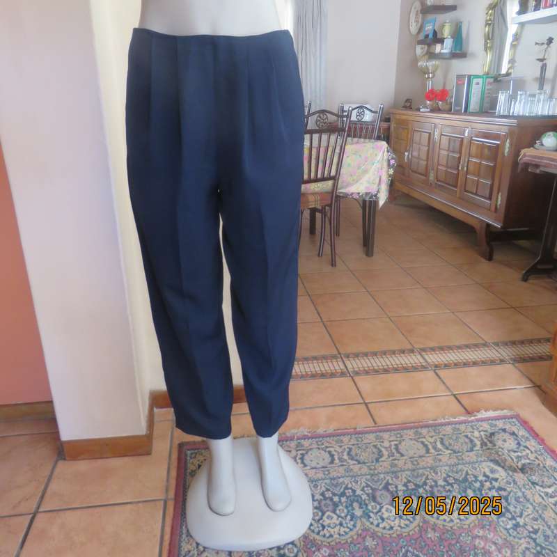LADY QUEEN navy polyester ankle pants. Pleated bandless front. Size 36.