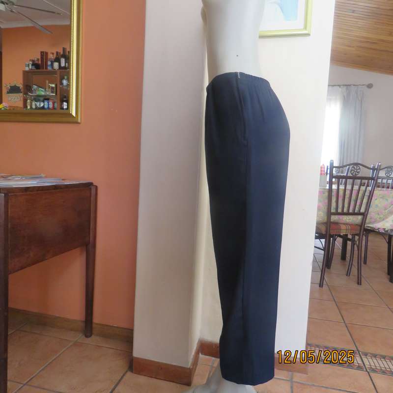 LADY QUEEN navy polyester ankle pants. Pleated bandless front. Size 36.