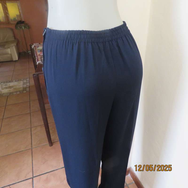 LADY QUEEN navy polyester ankle pants. Pleated bandless front. Size 36.