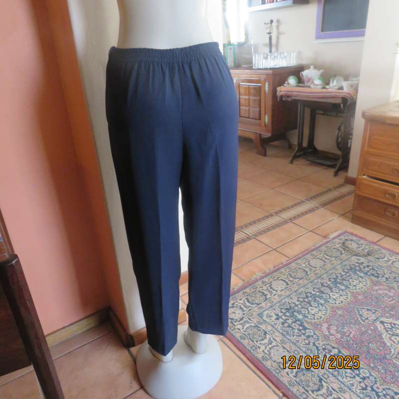 LADY QUEEN navy polyester ankle pants. Pleated bandless front. Size 36.