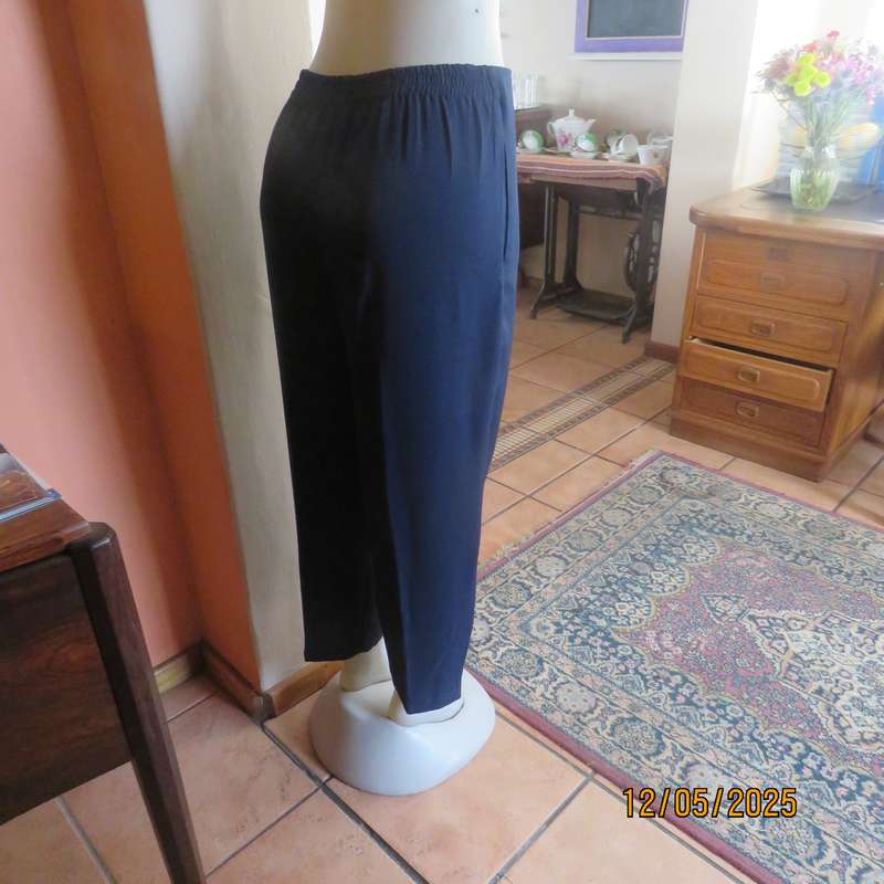 LADY QUEEN navy polyester ankle pants. Pleated bandless front. Size 36.