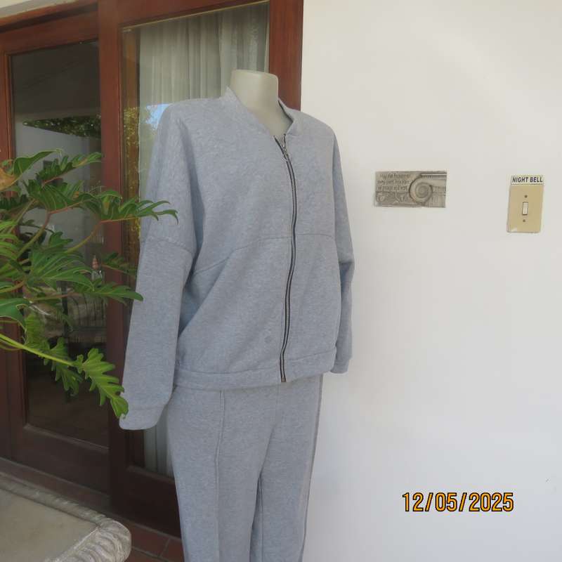 Silvergrey 2pc fleece polyester sweat suit in size 42. Zip up jacket