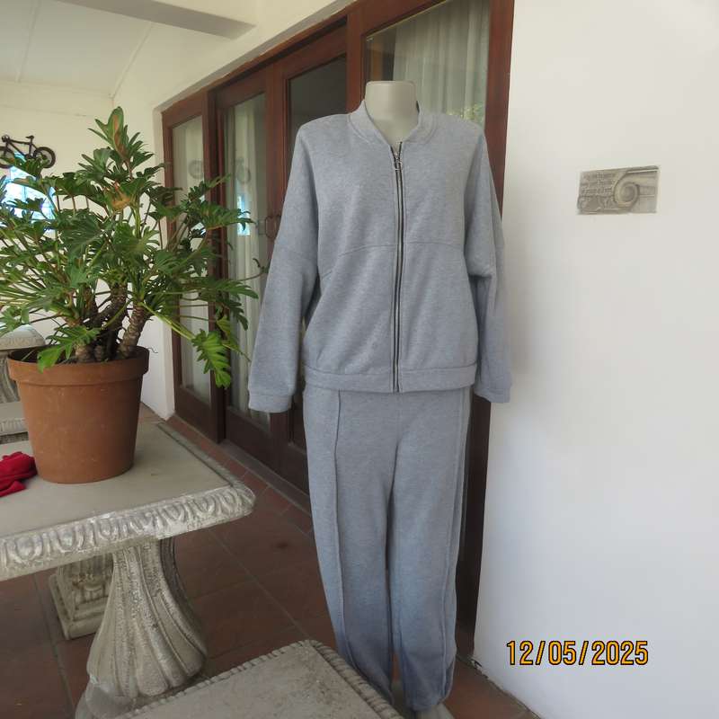 Silvergrey 2pc fleece polyester sweat suit in size 42. Zip up jacket