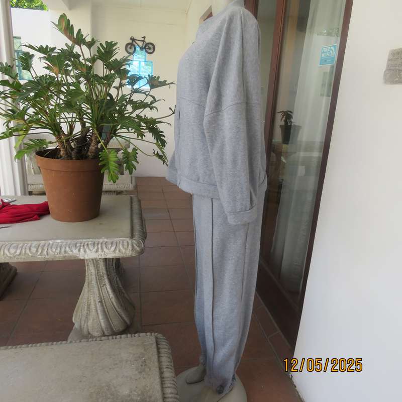 Silvergrey 2pc fleece polyester sweat suit in size 42. Zip up jacket