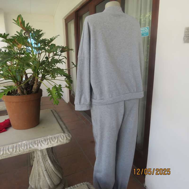 Silvergrey 2pc fleece polyester sweat suit in size 42. Zip up jacket