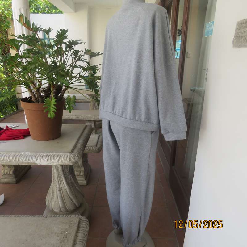 Silvergrey 2pc fleece polyester sweat suit in size 42. Zip up jacket