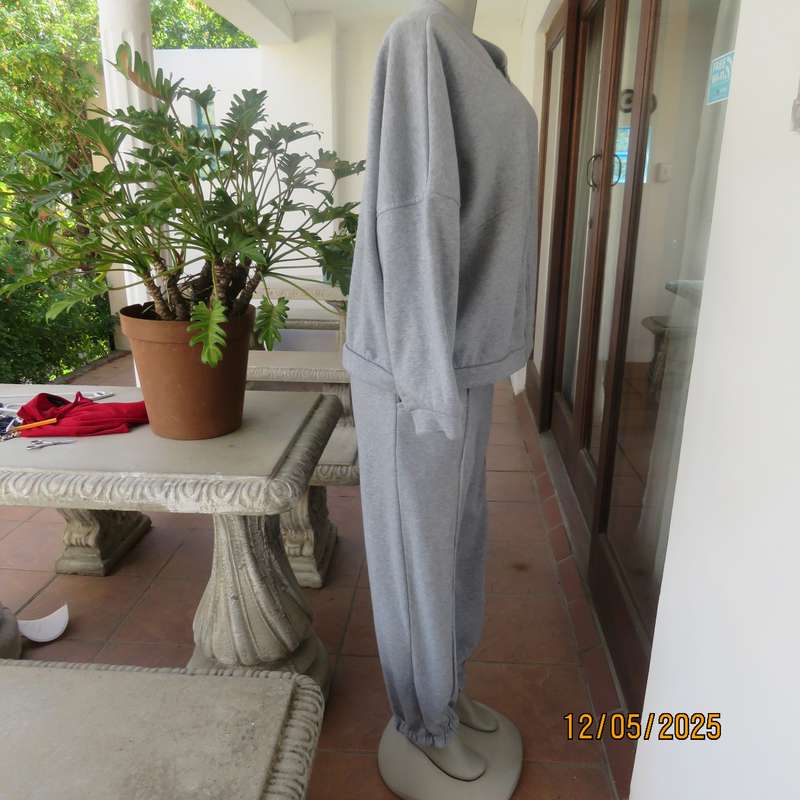 Silvergrey 2pc fleece polyester sweat suit in size 42. Zip up jacket