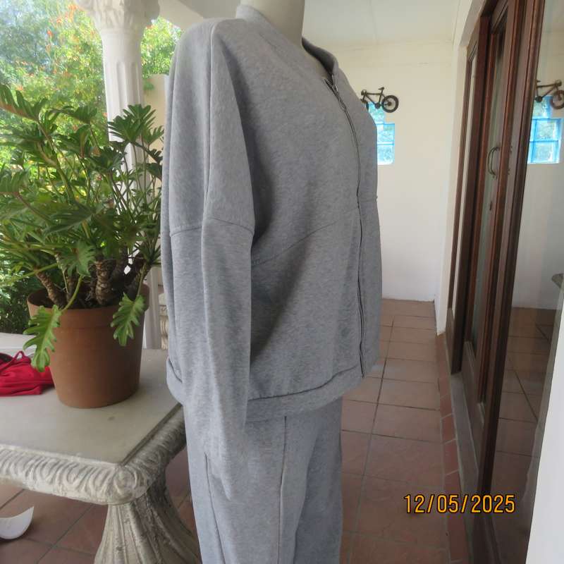 Silvergrey 2pc fleece polyester sweat suit in size 42. Zip up jacket