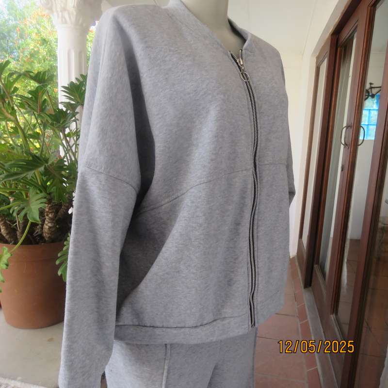 Silvergrey 2pc fleece polyester sweat suit in size 42. Zip up jacket