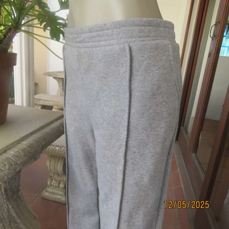 Silvergrey 2pc fleece polyester sweat suit in size 42. Zip up jacket