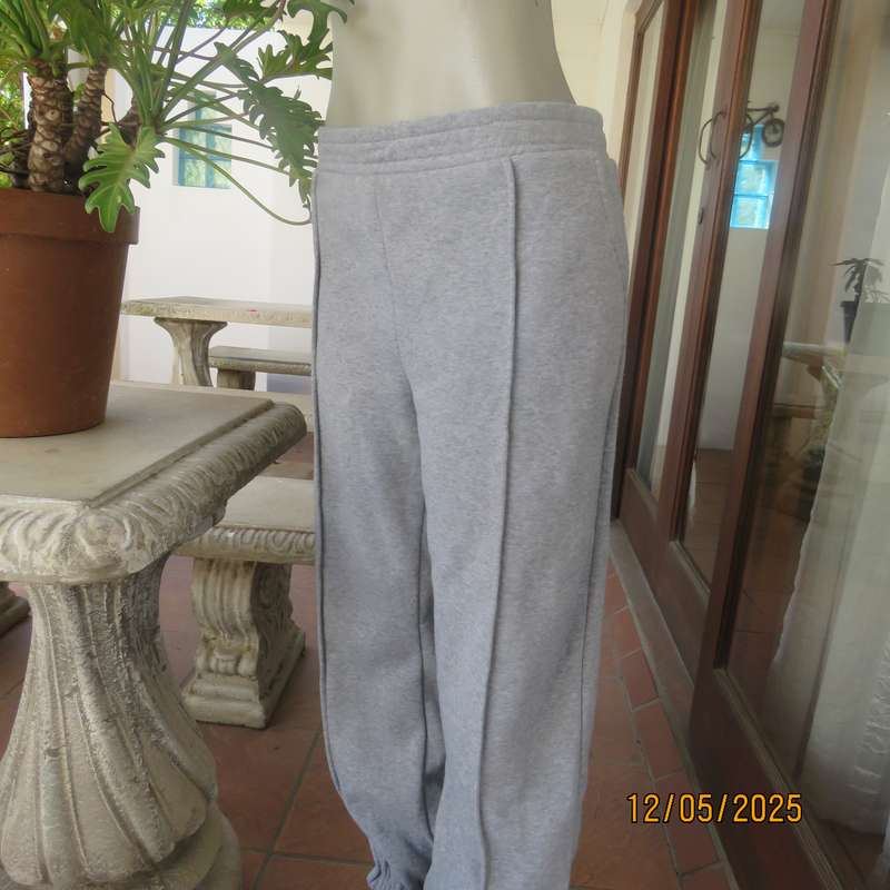 Silvergrey 2pc fleece polyester sweat suit in size 42. Zip up jacket
