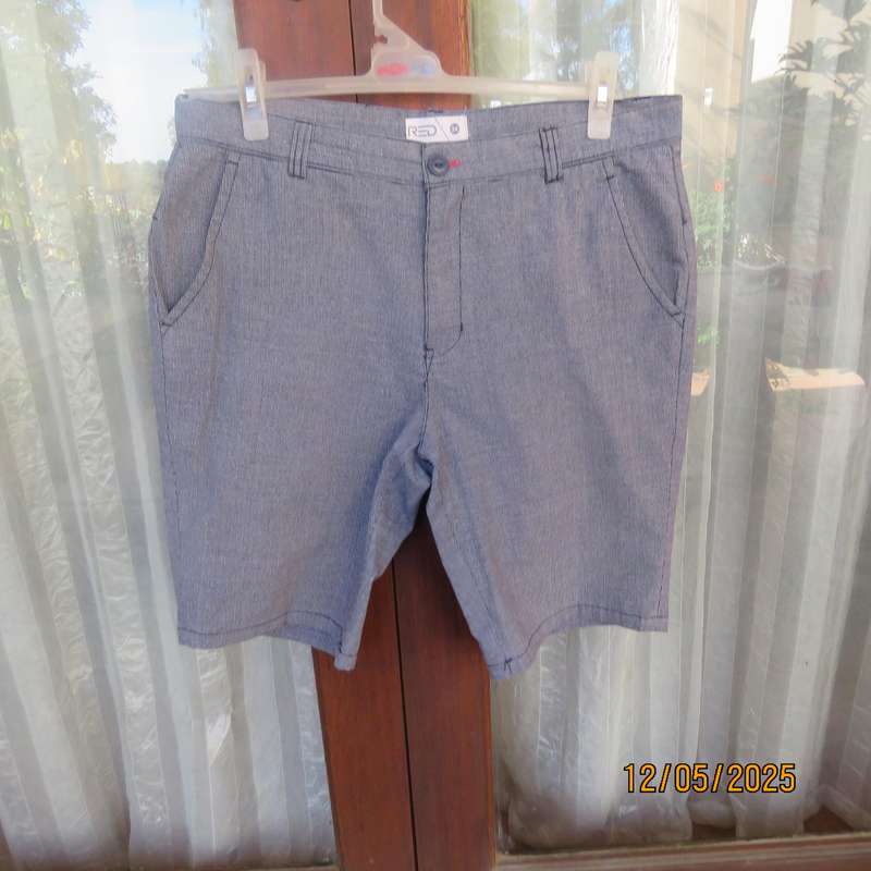 RED IND. navy-white fine check polycotton men's shorts size 34.