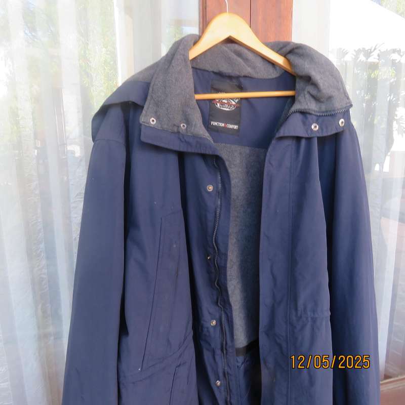 TRAVEL MASTER navy padded men's jacket size 4XL with drawstring. As new