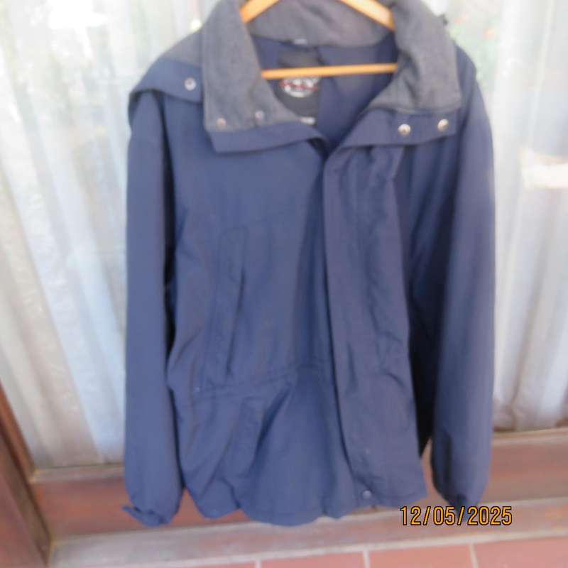 TRAVEL MASTER navy padded men's jacket size 4XL with drawstring. As new