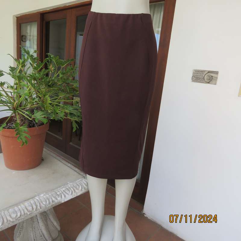 Elegant easy to wear bodycon ribbed stretch polyester choc brown skirt. Size 40. Elastic waist.
