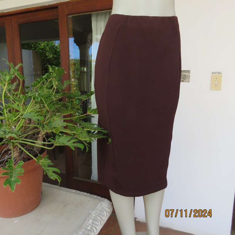 Elegant easy to wear bodycon ribbed stretch polyester choc brown skirt. Size 40. Elastic waist.
