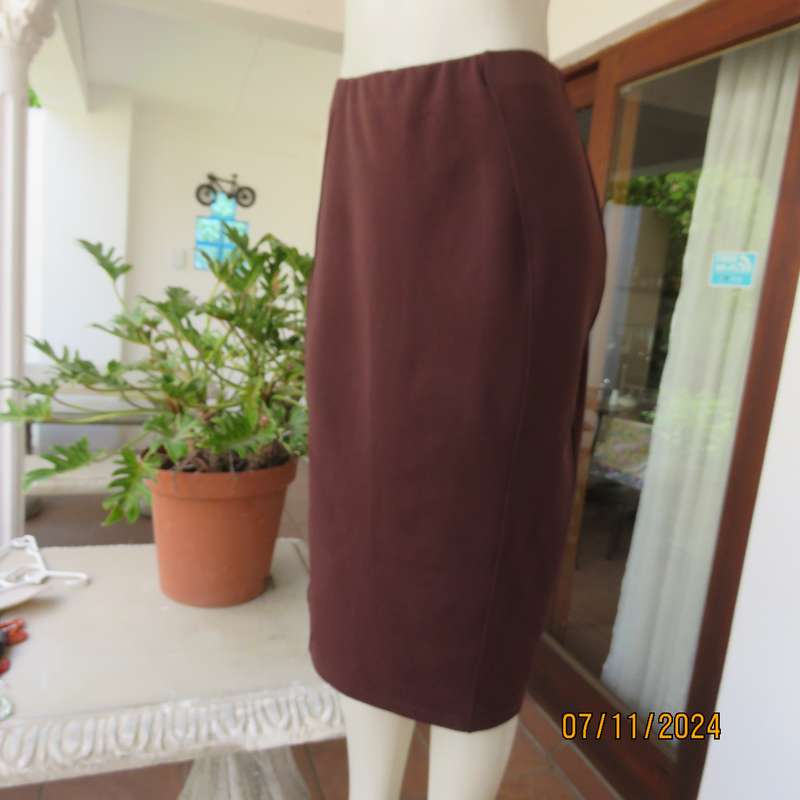 Elegant easy to wear bodycon ribbed stretch polyester choc brown skirt. Size 40. Elastic waist.