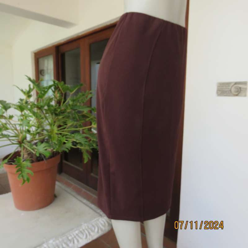 Elegant easy to wear bodycon ribbed stretch polyester choc brown skirt. Size 40. Elastic waist.