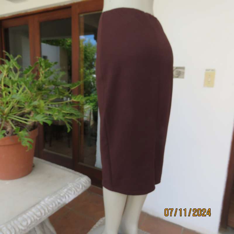 Elegant easy to wear bodycon ribbed stretch polyester choc brown skirt. Size 40. Elastic waist.