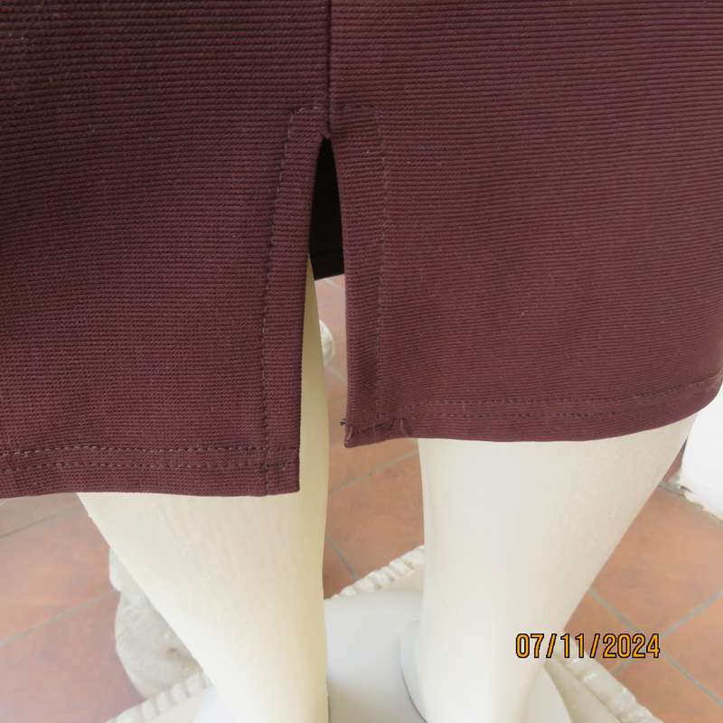 Elegant easy to wear bodycon ribbed stretch polyester choc brown skirt. Size 40. Elastic waist.