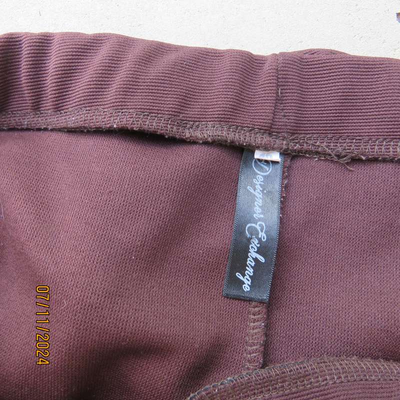 Elegant easy to wear bodycon ribbed stretch polyester choc brown skirt. Size 40. Elastic waist.