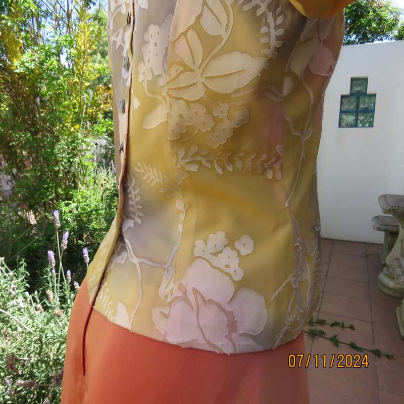 Top of the line tailored VICKY MAR top from Australia. Soft gold-peach-grey shades.Lined.Size34.
