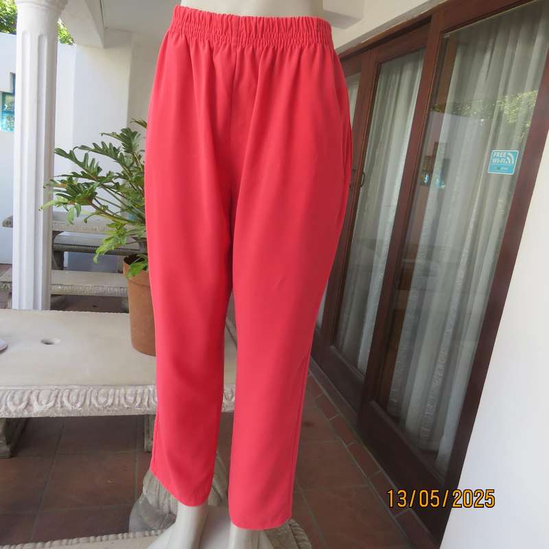 Smart dress pants in crimson 100% textured polyester size 38 with 2 side pockets.