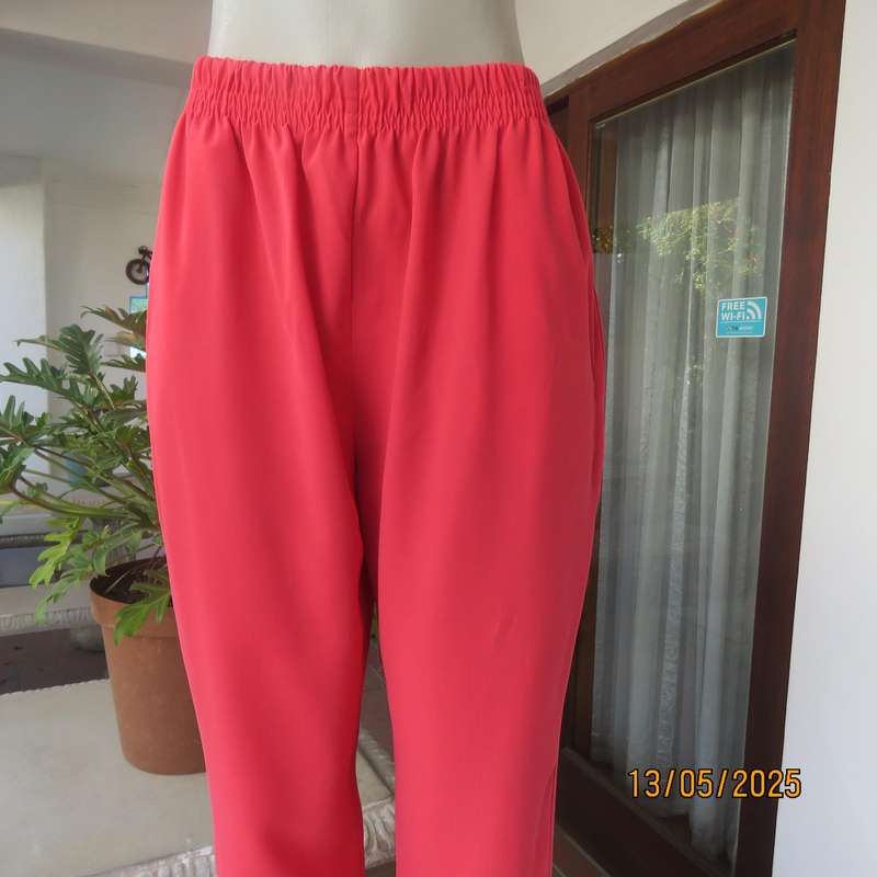 Smart dress pants in crimson 100% textured polyester size 38 with 2 side pockets.