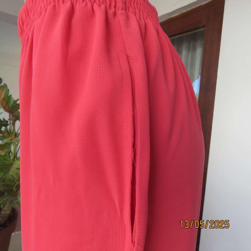 Smart dress pants in crimson 100% textured polyester size 38 with 2 side pockets.