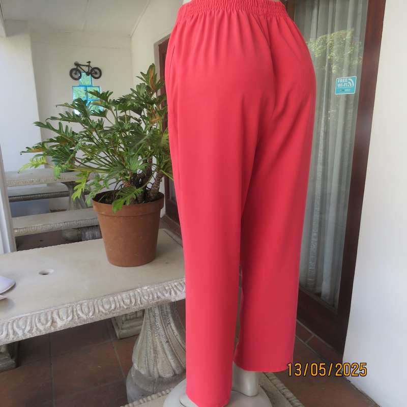 Smart dress pants in crimson 100% textured polyester size 38 with 2 side pockets.