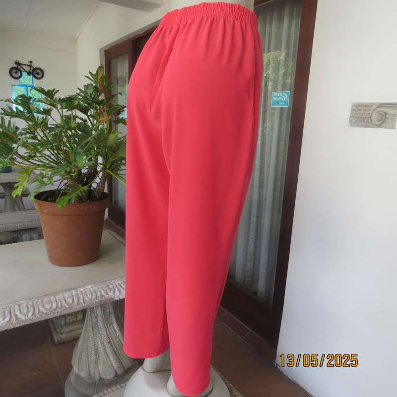 Smart dress pants in crimson 100% textured polyester size 38 with 2 side pockets.