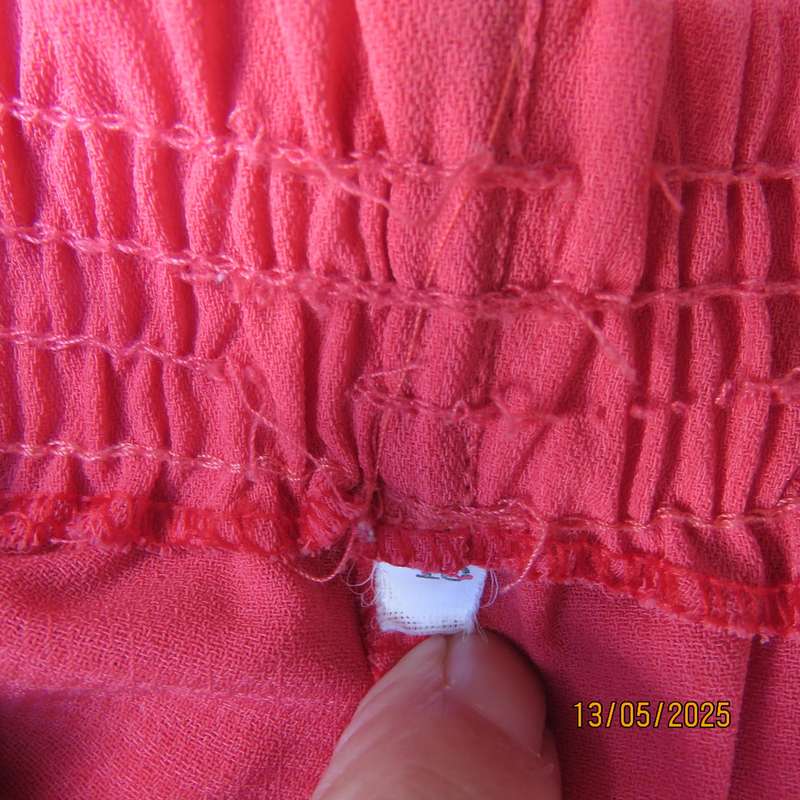 Smart dress pants in crimson 100% textured polyester size 38 with 2 side pockets.