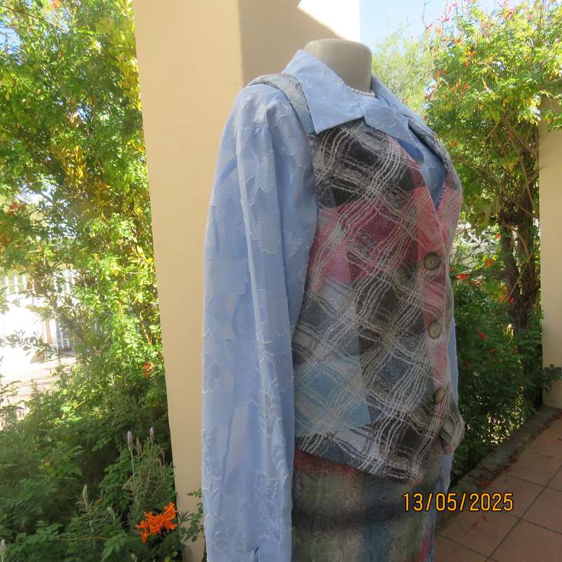 Warm woolen boutique made waistcoat size 36 in pink-blue-grey geometric print.