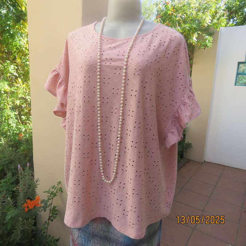 Salmon pink slip over top in eyelet stretch polyester. Size 46. Frilled tiny cut-on sleeves.