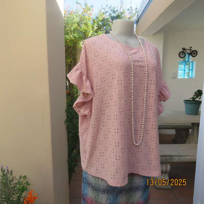 Salmon pink slip over top in eyelet stretch polyester. Size 46. Frilled tiny cut-on sleeves.