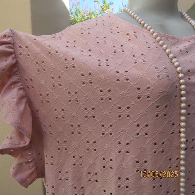 Salmon pink slip over top in eyelet stretch polyester. Size 46. Frilled tiny cut-on sleeves.