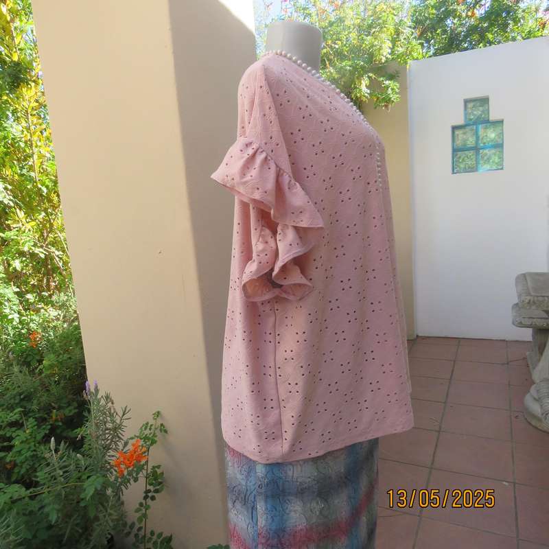 Salmon pink slip over top in eyelet stretch polyester. Size 46. Frilled tiny cut-on sleeves.